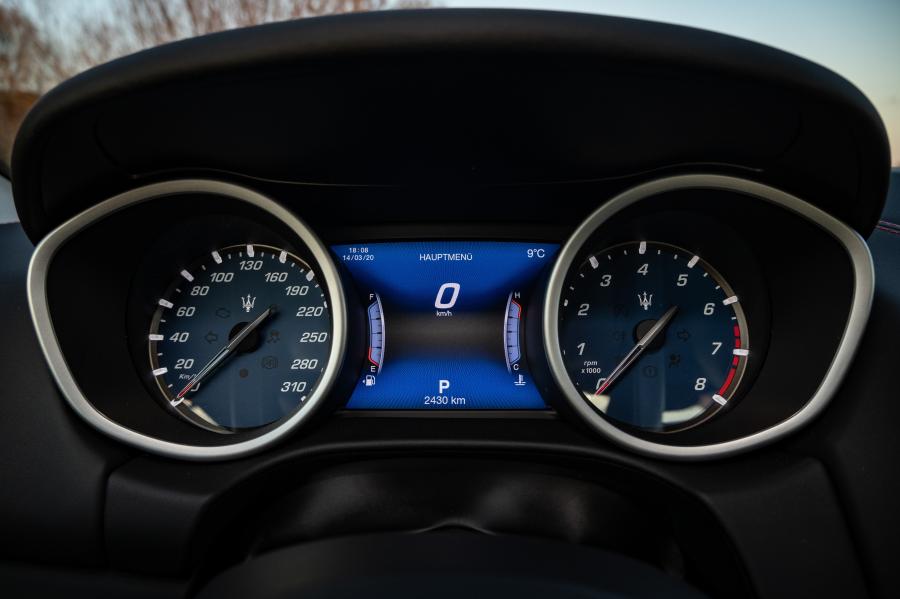 Панель приборов Maserati Ghibli GranSport 2017 года  (фото 9 из 18)